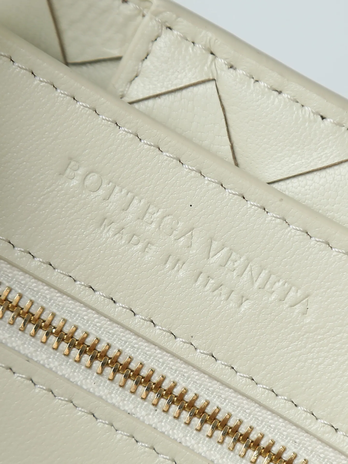 1300. Andiamo is shipping‼ ️Really popular🔥The new Andiamo woven handbag launched by Bottega Veneta this season is really popular all over the world! ! Celebrities at home and abroad have worn it, and Oscar-winning actress Michelle Yeoh has taken it out on the street. Song Jia, Trai Yala, Yu Feihong, Sanji Ayaka, Rosie Hunting-Whiteley, Yoshioka Riho, etc. have all worn this bag. It is classic and versatile and shows off your temperament, and the bag capacity is also large, which is very convenient for daily commuting! ! A variety of carrying methods, the shoulder straps can be adjusted by yourself, the original lambskin feels soft and delicate, and the unisex style breaks the gender boundaries and brings a more practical and long-lasting use experience. Andiamo, which has both elegant and casual styles, perfectly interprets the true appearance of "fashionable old money style". Style number: 766014 Size: 25*22*10.5cm